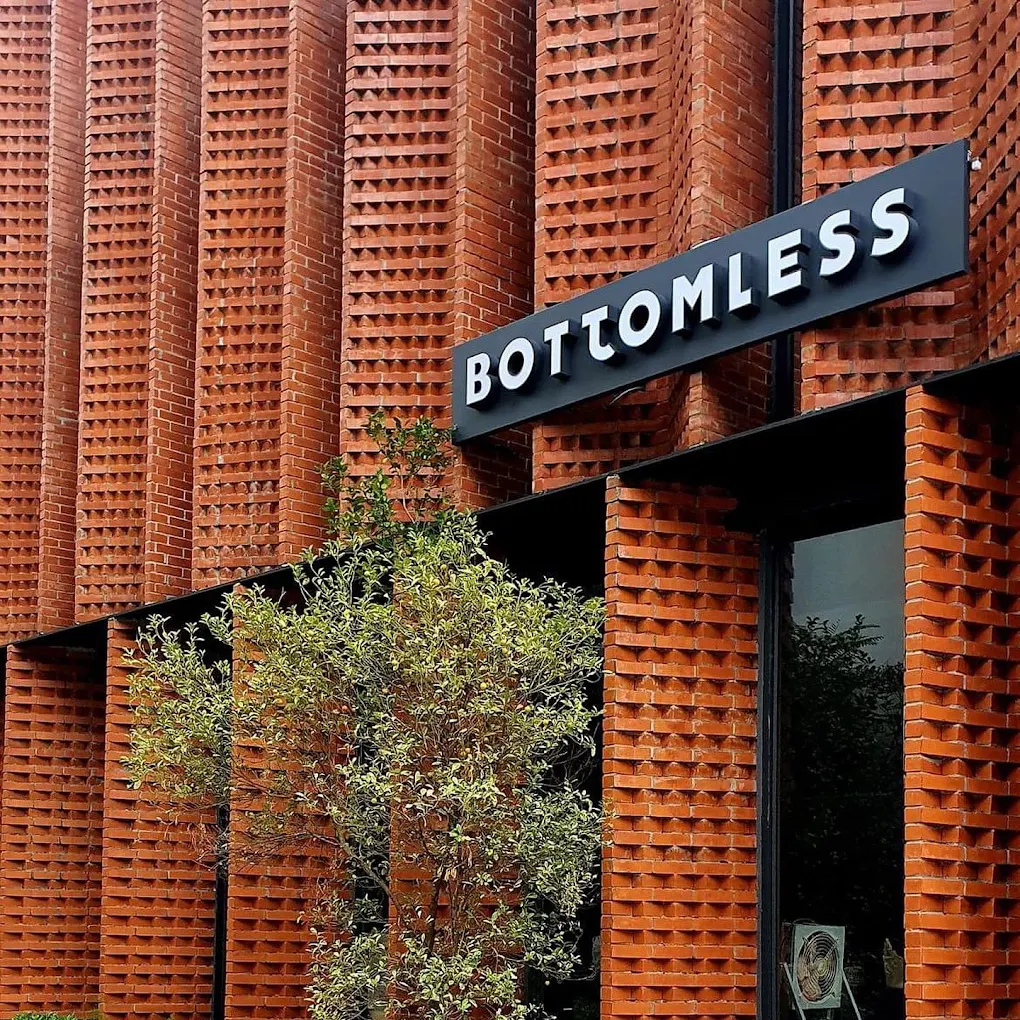Bottomless (สุขุมวิท 33)