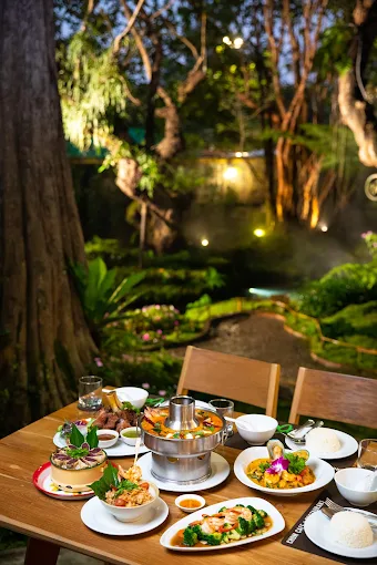 CHOM Cafe & Restaurant 