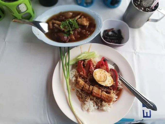 ร้านข้าวหมูแดงปฐมเลิศรส ซอยรางน้ำ 