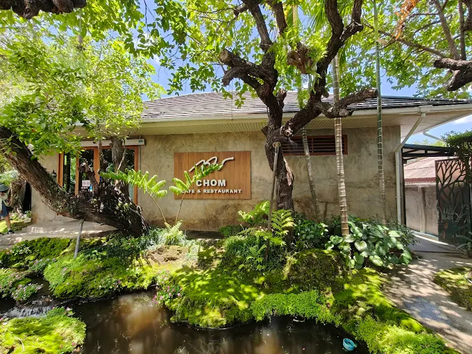 CHOM Cafe & Restaurant 