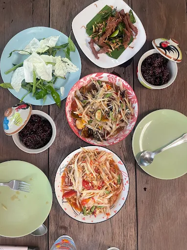 ส้มตำคลาสสิค The Beatles Station