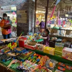 ตลาดโก้งโค้ง อยุธยา