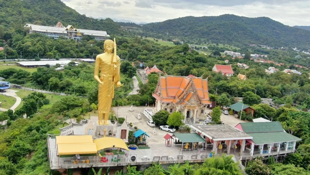 พระยืนสูงเด่นเป็นสง่า วัดเขาน้อย หัวหิน